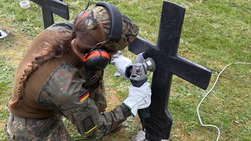 Soldatin Schleift und lackieren Kreuze