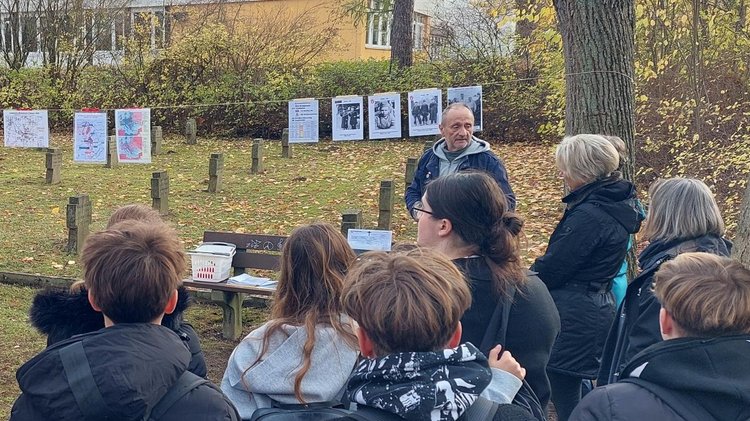 Jugendliche werden über die Kriegsgräberstätte Rheinbach geführt