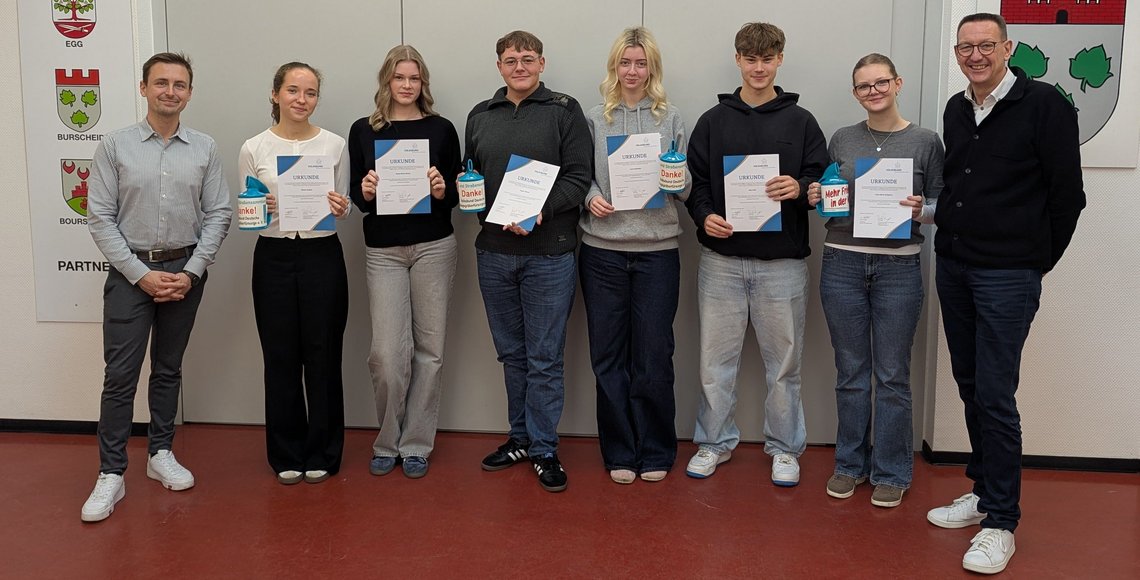 Acht Schüler der Johannes-Löh-Gesamtschule beim Empfang im Burscheider Rathaus