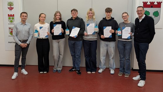 Acht Schüler der Johannes-Löh-Gesamtschule beim Empfang im Burscheider Rathaus