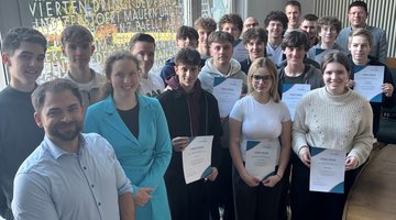 Trugen zum würdigen Volkstrauertag bei: Schüler und Lehrkräfte der Erkelenzer Gymnasien