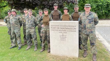 Das Arbeitskommando des KdoIT-SBW vor dem Denkmal